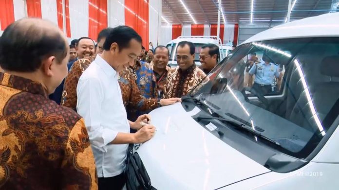 Presiden-Joko-Widodo-Resmikan-Pabrik-Mobil-Esemka